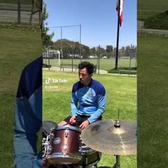 Alan Mozo muestra su habilidad en un reto con una batería