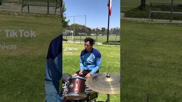 Alan Mozo muestra su habilidad en un reto con una batería
