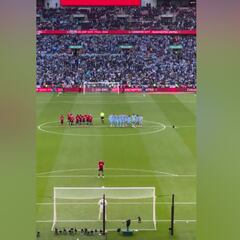 Fue tal bochorno que tras el penalti que mete en la final al United sucedió algo inédito