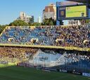 Vuelan vallas en la grada: batalla campal entre hinchas de Rosario y Peñarol dentro del estadio