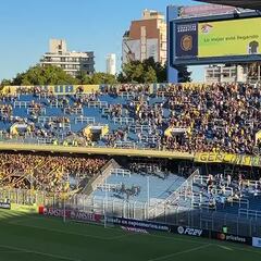 Vuelan vallas en la grada: batalla campal entre hinchas de Rosario y Peñarol dentro del estadio
