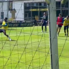 Julián Quiñones ya entrenó al parejo y podría jugar contra Santos