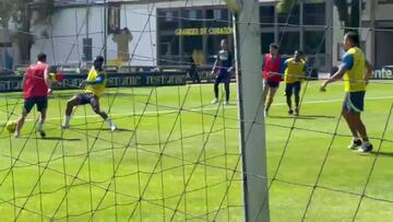 Julián Quiñones ya entrenó al parejo y podría jugar contra Santos