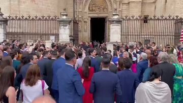 Una boda en la catedral de Sevilla y cientos de aficionados del Athletic en la puerta: ¿qué puede salir mal?