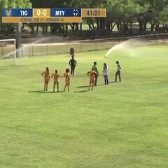 ¡Insólito! Jugadora de Rayadas tira penal y segundos antes le riegan el pasto