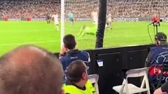 Ese momento en que representas a todo el madridismo: la reacción del agente de seguridad en el gol de Davies...