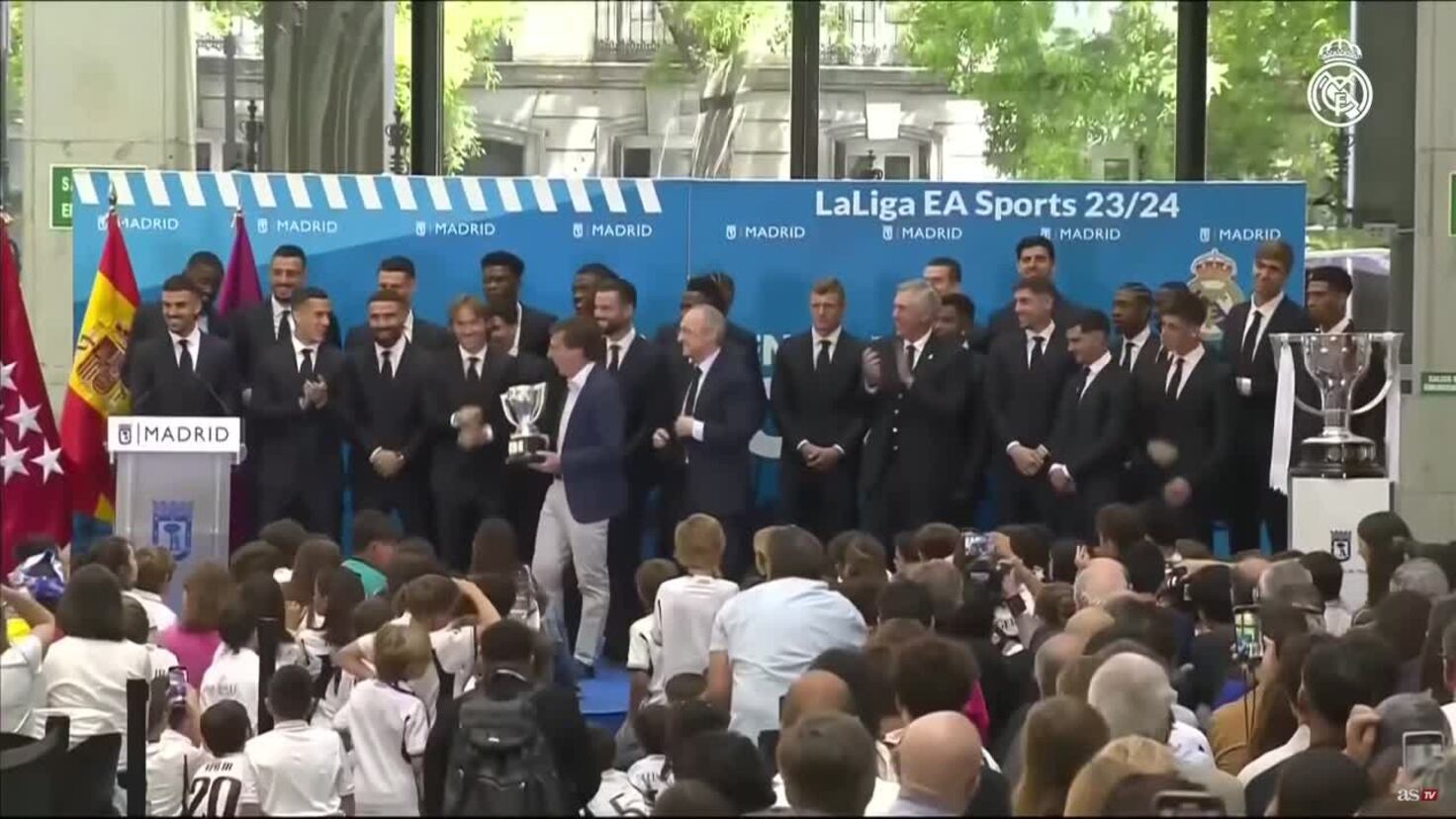 فلورنتينو بيريز يطلب من عمدة مدريد السابق ألبرتو رويز-غاياردون التقاط صورة وهو يرتدي قميص ريال مدريد