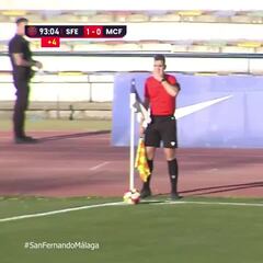 ¡El portero del Málaga marca en el descuento el gol que mete al playoff al Málaga!