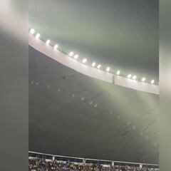 ¡Festejo de alto riesgo! Aficionado subió al techo del Estadio Azteca