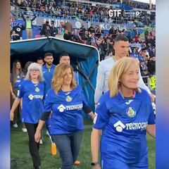 Las madres de los jugadores del Getafe saltan al campo en el Coliseum