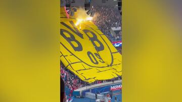 Ultras del PSG rompen un escudo gigante del Dortmund en la salida de los equipos