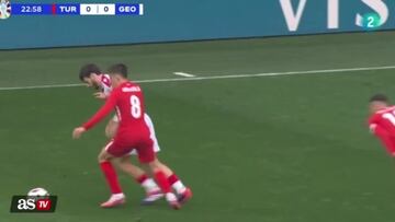 ?Y esto, qu¨¦? Guler, que pesa 67k., le hizo esto a Kvaratskhelia en su primer cara a cara del partido