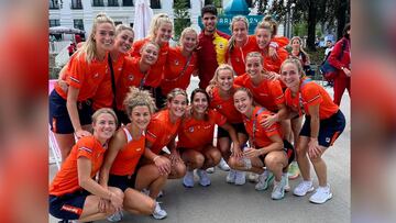 La imagen megaviral de Alcaraz en la Villa con el equipo completo de hockey femenino de Holanda