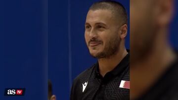 El jugador de baloncesto qatarí que se ha vuelto viral por su físico con cierto sobrepeso: a su entrenador se le escapa la risa