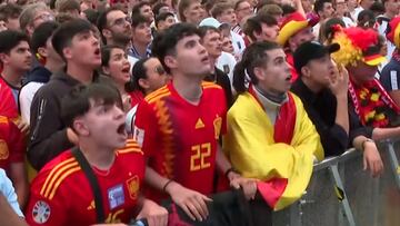 Buenísimo: 10 españoles en primera fila celebran el gol de España ante mil alemanes en Berlín