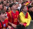 Buenísimo: 10 españoles en primera fila celebran el gol de España ante mil alemanes en Berlín