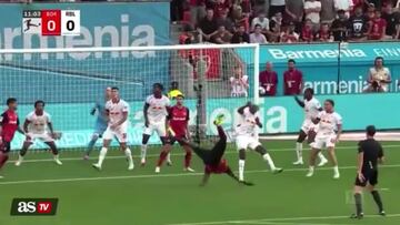 Lo más escalofriante que se ha visto en mucho tiempo: intenta una chilena y le pega en la cabeza