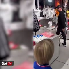 El hijo de Xavi hace viral a su padre y enfada a muchos: ojo a la camiseta que lleva...