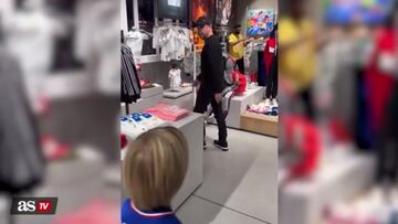 El hijo de Xavi hace viral a su padre y enfada a muchos: ojo a la camiseta que lleva...