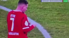 Lo más surrealista que verán: le dan una nota con indicaciones y lo que ocurre ya lo han visto 10M de personas