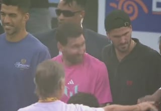 El extraño momento de Messi en India que tuvo que solucionar De Paul al momento: el vídeo suma 3 millones de visitas