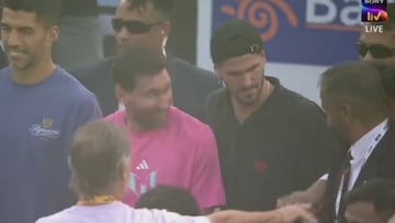 El extraño momento de Messi en India que tuvo que solucionar De Paul al momento: el vídeo suma 3 millones de visitas