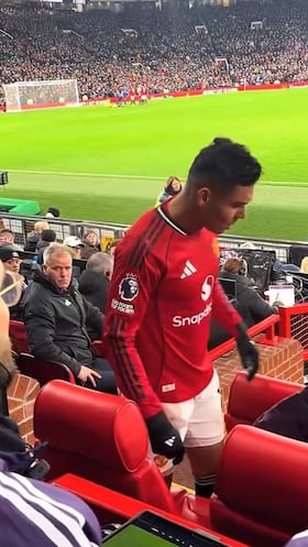 La secuencia de Casemiro marchándose cabreadísimo al banquillo que se ha viralizado por otra razón: cómico