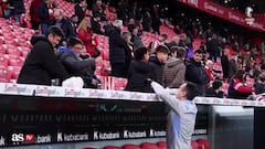 El detallazo de Kike García con unos aficionados en San Mamés: No se había visto nunca antes