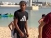 3M de visitas: Lamine Yamal pregunta a unos niños de una playa de Dubai si puede jugar con ellos al fútbol...