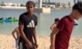 3M de visitas: Lamine Yamal pregunta a unos niños de una playa de Dubai si puede jugar con ellos al fútbol...