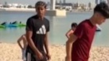 3M de visitas: Lamine Yamal pregunta a unos niños de una playa de Dubái si puede jugar con ellos al fútbol...