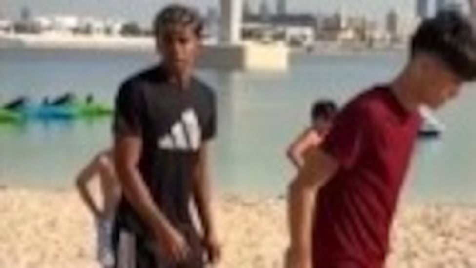 3M de visitas: Lamine Yamal pregunta a unos niños de una playa de Dubai si puede jugar con ellos al fútbol...