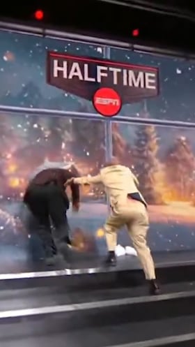 Shaquille O’Neal se carga en directo un panel enorme de la televisión americana