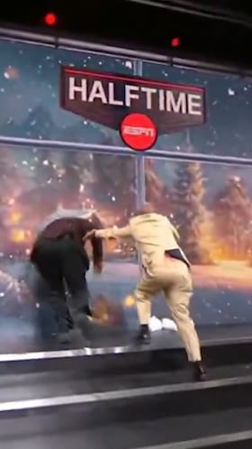 Shaquille O’Neal se estampa en directo contra un panel enorme de la televisión americana