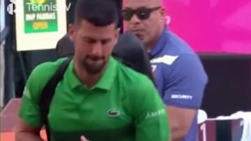 El preocupante gesto que retrata el duro momento de Djokovic: pura impotencia