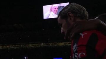 Histórica y emotiva reacción del público de Milán al minuto de silencio por el Papa Francisco