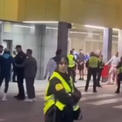 Encontronazo de los jugadores del Leganés con sus propios aficionados al salir de La Cerámica