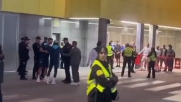 Encontronazo de los jugadores del Leganés con sus propios aficionados al salir de La Cerámica