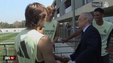 El significativo gesto en el saludo entre Florentino y Modric en el entrenamiento