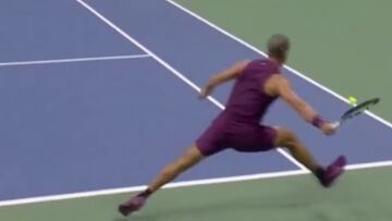 ¡Estás loco, Carlitos! Puso a toda la pista en pie ganando un punto imposible, ver para creer