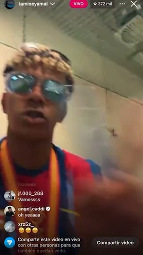 Lamine se graba en el vestuario, aparece Szceszny y le da la vuelta a la cámara: “Eso no se puede grabar”, suelta