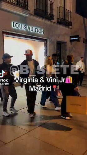 Captan a Vinicius y Virginia de compras en el centro de Madrid: el detalle de Vini no lo tendrían todos