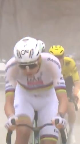 Pogacar revienta la Strade Bianche con un ataque a 80 km de meta para ganar en solitario: histórico