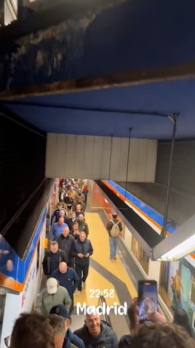 El cántico de la afición del Tottenham saliendo del Metropolitano tras el 5-2 mofándose: viral