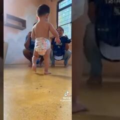 Bebé decide entre el jersey del América y Cruz Azul, su papá terminó enojado