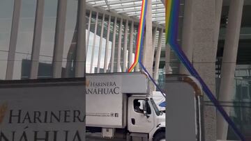 El video viral del INFONAVIT destruyendo la bandera LGTB