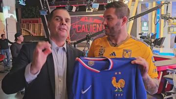 Martinoli enseña como se pronuncia “Gignac” y el jugador lo felicita