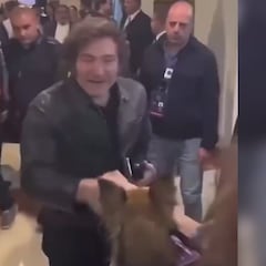 Milei y el viral momento con el perro de un fan: ‘casi’ pierde la mano