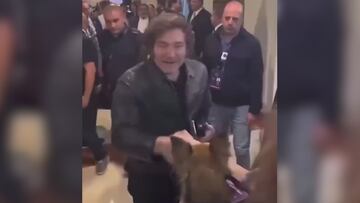 Milei y el viral momento con el perro de un fan: ¡®casi¡¯ pierde la mano