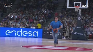 Un aficionado salta a la pista en el WiZink al descanso y hace esta locura: los jugadores no se lo cre¨ªan